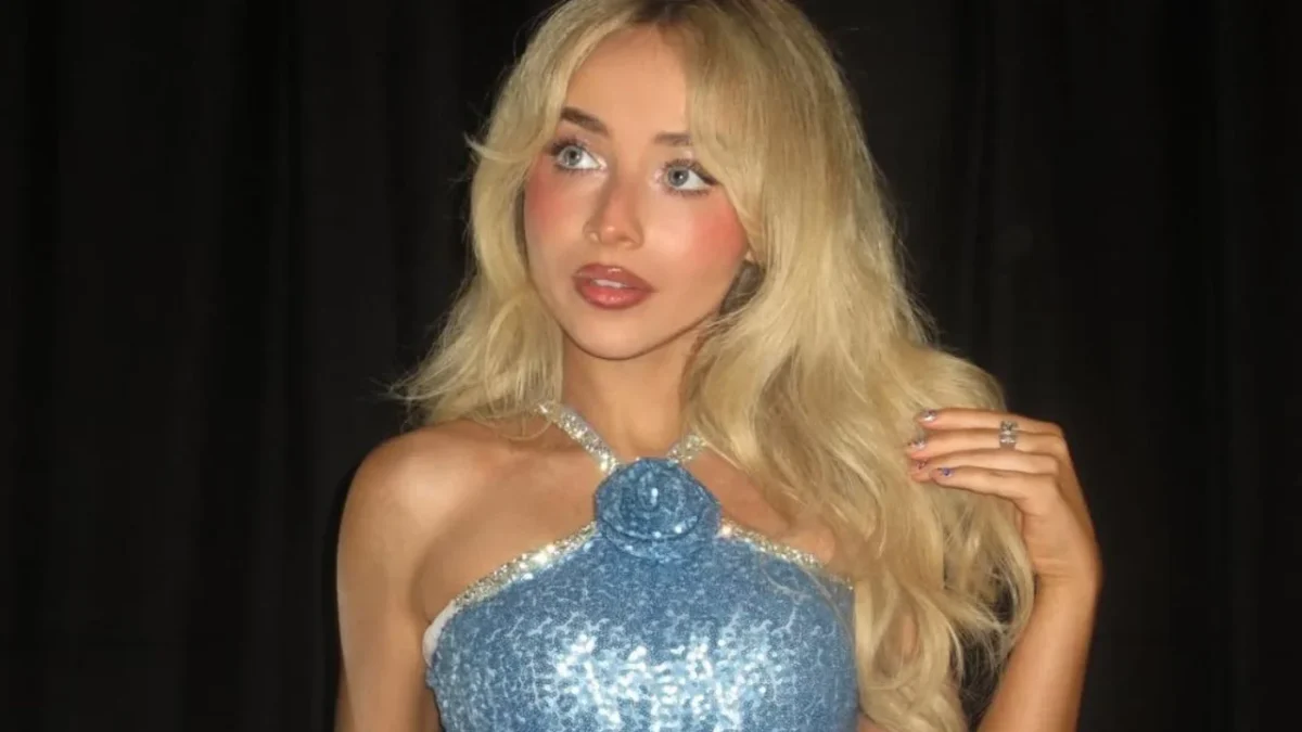 Sabrina Carpenter durante su presentación en Coachella, llevó a sus fans a un universo inspirado en Hollywood con su concepto “Sabrinawood”.