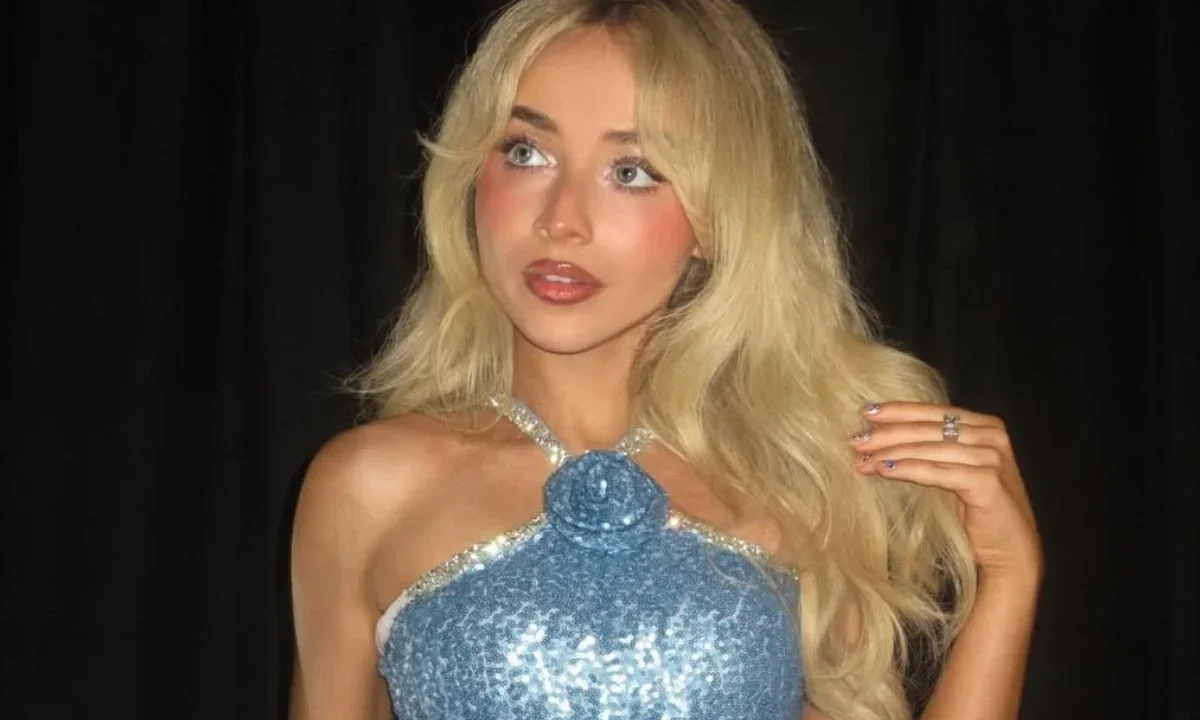 Sabrina Carpenter durante su presentación en Coachella, llevó a sus fans a un universo inspirado en Hollywood con su concepto “Sabrinawood”.