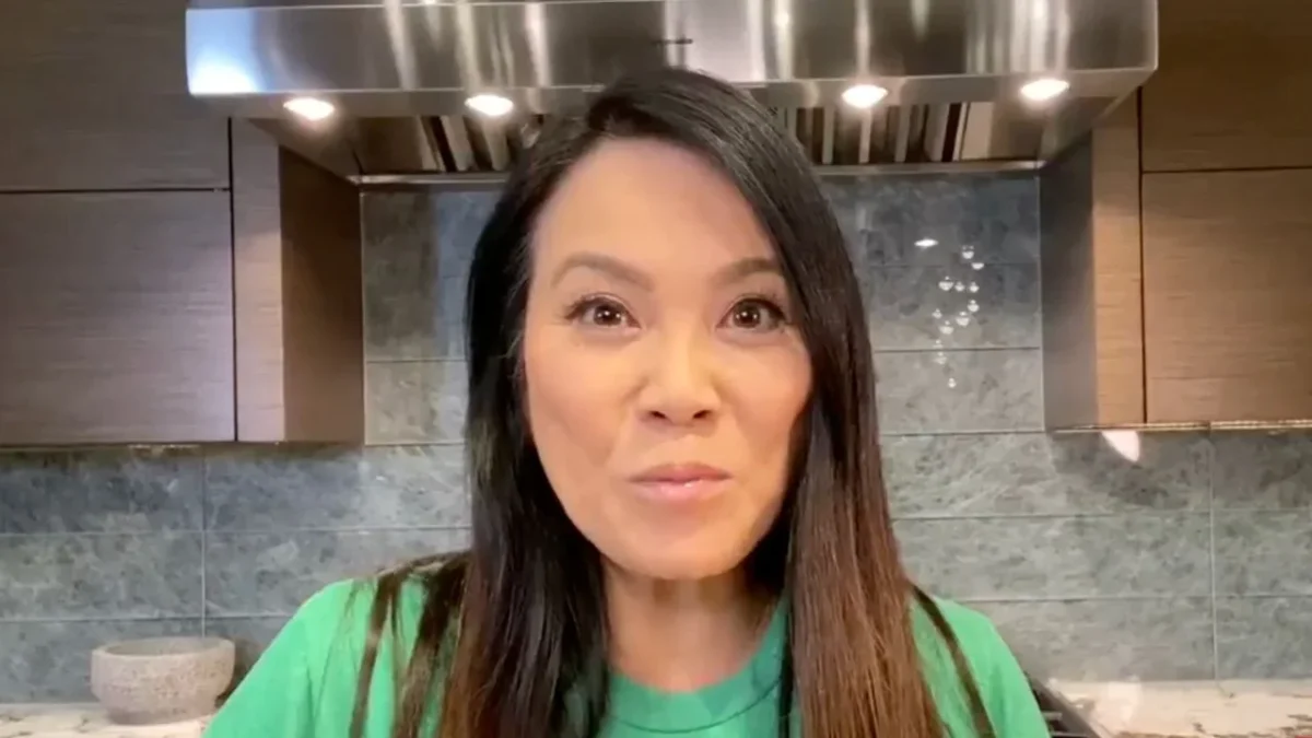 Sandra Lee relató que los síntomas se manifestaron como un malestar súbito que confundió con un sofoco, acompañado de una sudoración intensa.