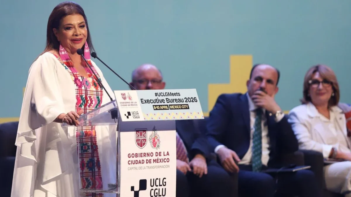 Ante 140 representantes locales de 32 países, Clara Brugada hizo un llamado a la paz y la defensa del derecho internacional.
