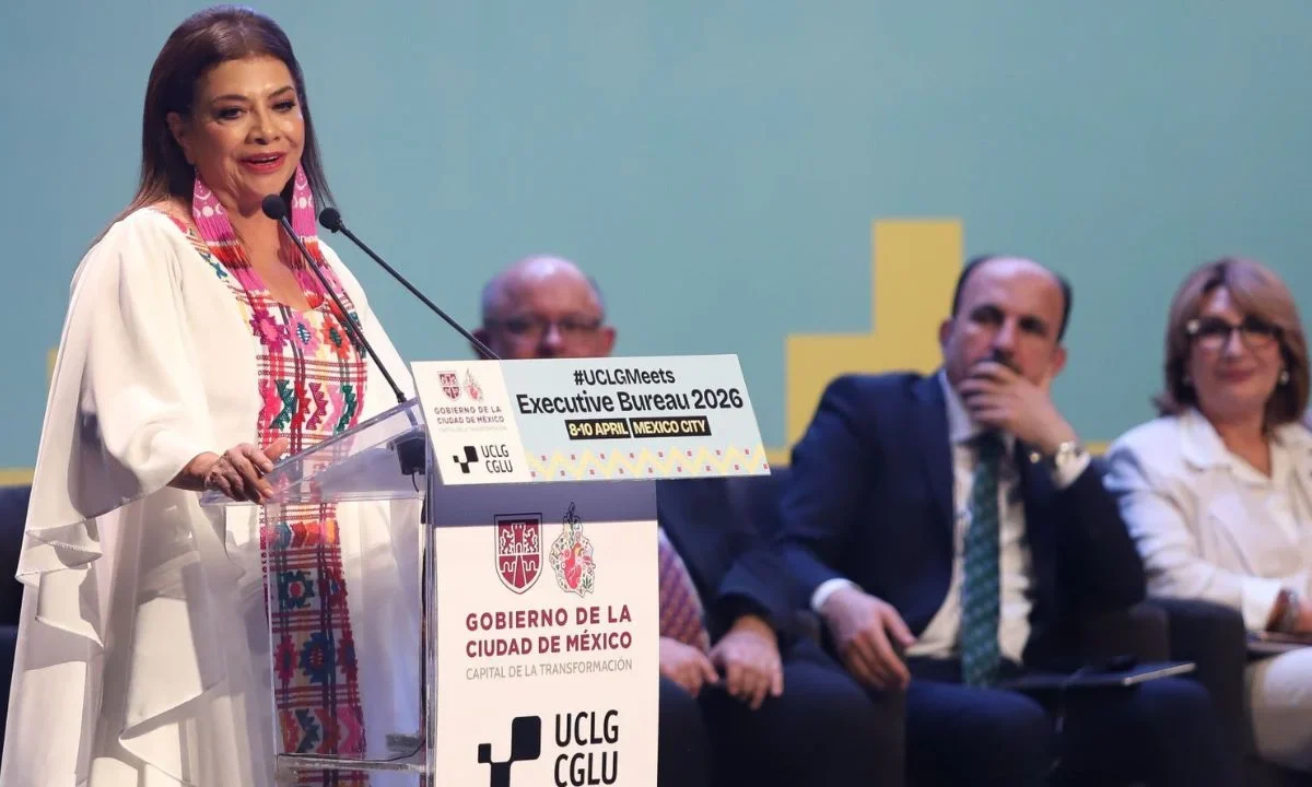 Ante 140 representantes locales de 32 países, Clara Brugada hizo un llamado a la paz y la defensa del derecho internacional.