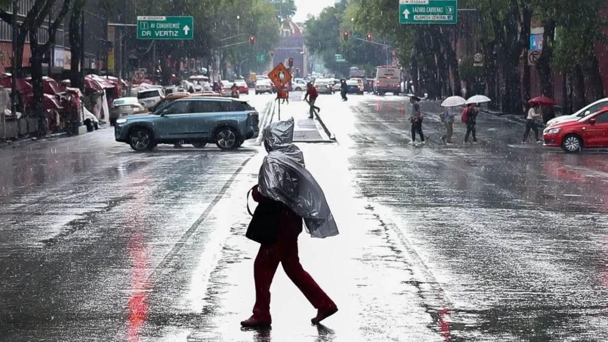 Autoridades capitalinas activaron la Alerta Amarilla ante el pronóstico de lluvias en diversas zonas de la Ciudad de México y exhortaron a la población a tomar precauciones.