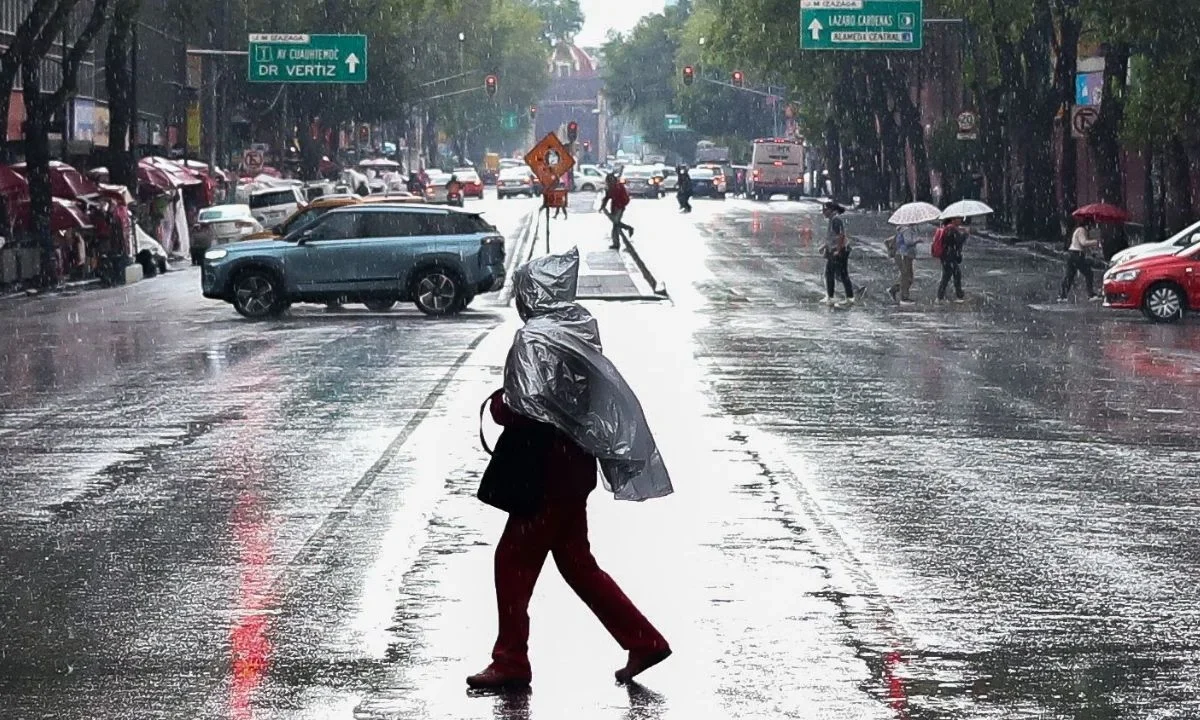 Autoridades capitalinas activaron la Alerta Amarilla ante el pronóstico de lluvias en diversas zonas de la Ciudad de México y exhortaron a la población a tomar precauciones.