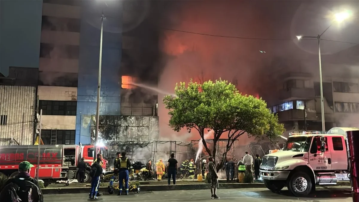En plena noche de lluvia, un fuerte incendio se registró en la calle Adolfo Gurrión, frente al Mercado de Sonora, en la Ciudad de México.