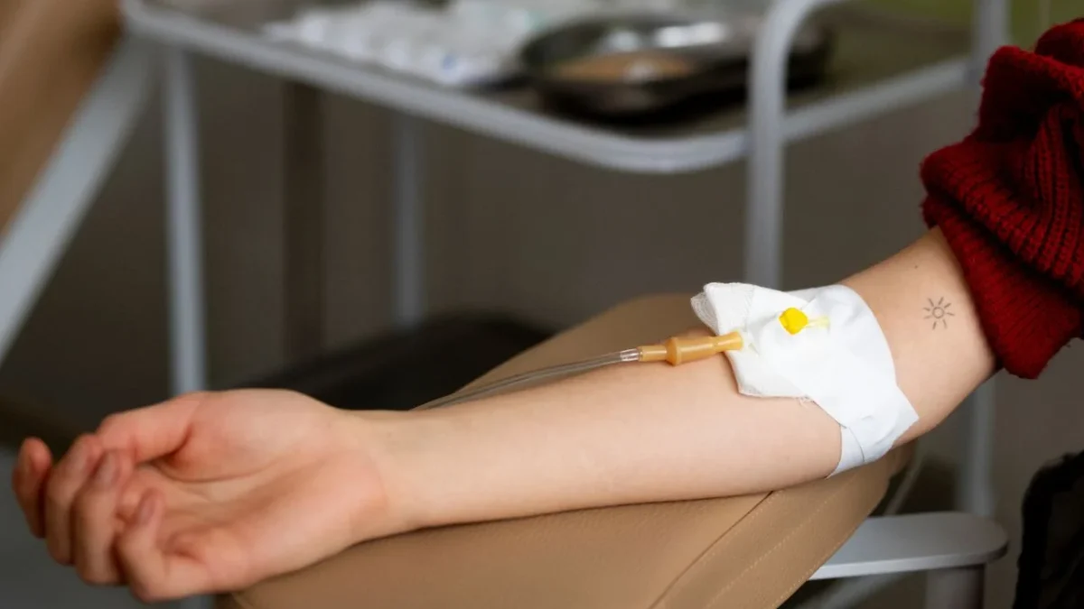 La dependencia informó que realizan análisis técnicos y pruebas de laboratorio al suero vitaminado para determinar las causas de las muertes.