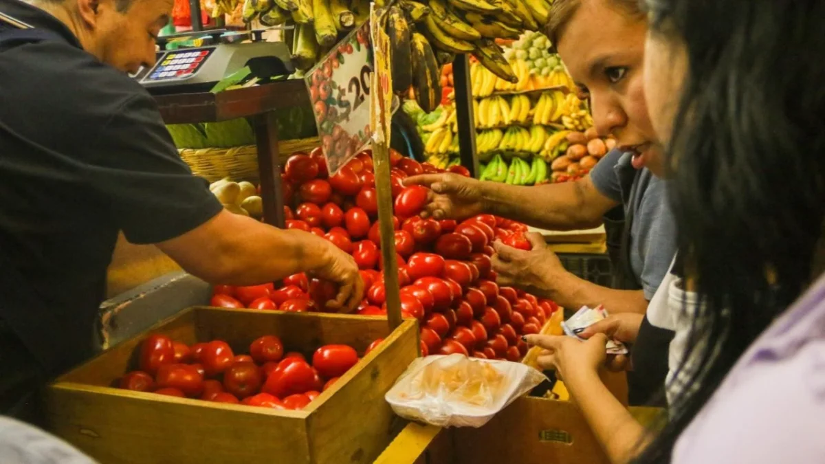 Con el fin de contener la inflación, la presidenta Sheinbaum acordó con comercializadores disminuir precio de jitomate y más perecederos.