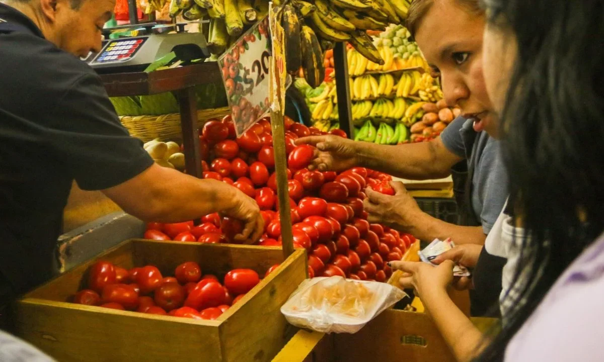 Con el fin de contener la inflación, la presidenta Sheinbaum acordó con comercializadores disminuir precio de jitomate y más perecederos.