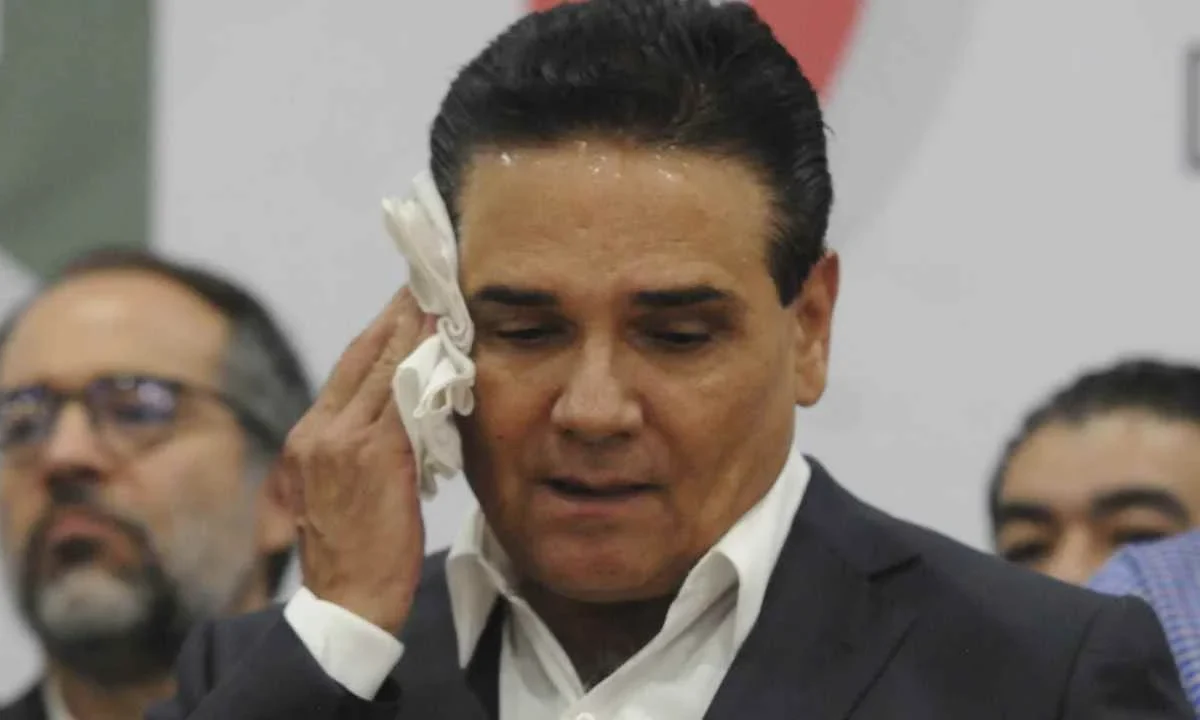 Claudia Sheinbaum confirma ficha roja contra el exgobernador de Michoacán, Silvano Aureoles.