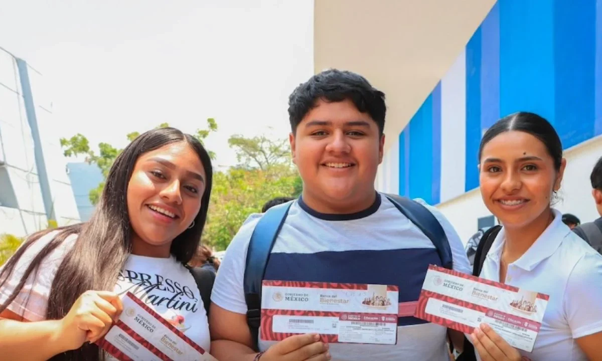 Claudia Sheinbaum destacó el alcance de la beca Jóvenes Escribiendo el Futuro, que beneficia a cientos de miles de estudiantes universitarios en el país.