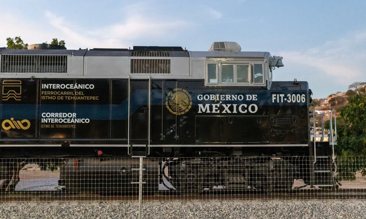 Tras el descarrilamiento del Tren Interoceánico el 28 de diciembre de 2025, en el que se registraron víctimas mortales y lesionados, la presidenta Claudia Sheinbaum informó que se evalúan cambios en la ruta, incluyendo la posible eliminación de curvas para mejorar la seguridad.
