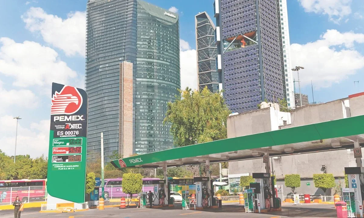 A razón de que la guerra en Irán ha provocado un incremento en el precio del petróleo, Sheinbaum y gasolineros contendrán precio de gasolina.