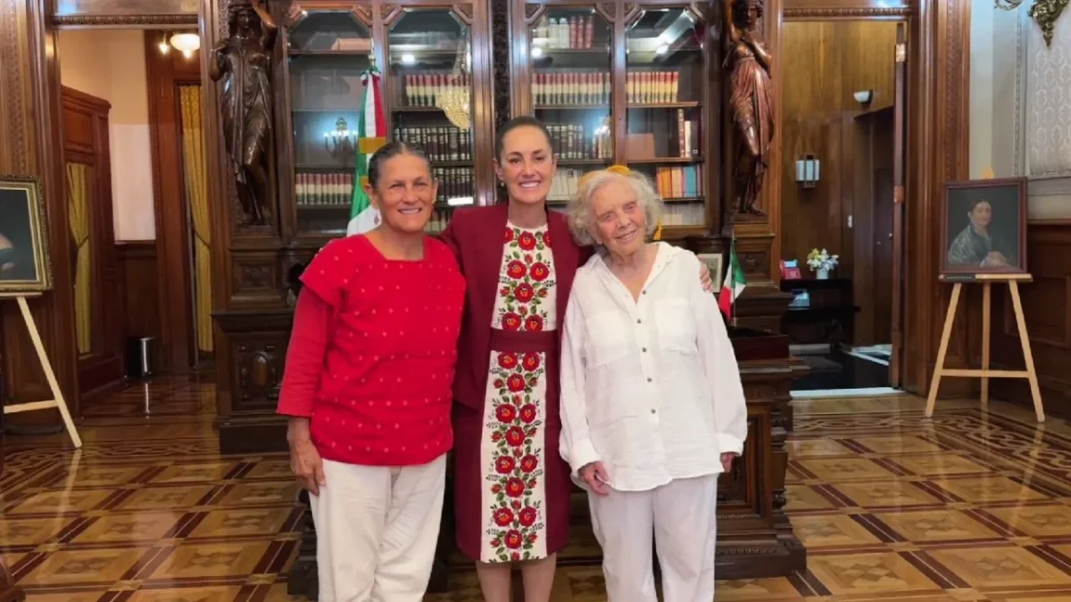 La presidenta Claudia Sheinbaum recibió en Palacio Nacional a la escritora Elena Poniatowska y a Jesusa Rodríguez.