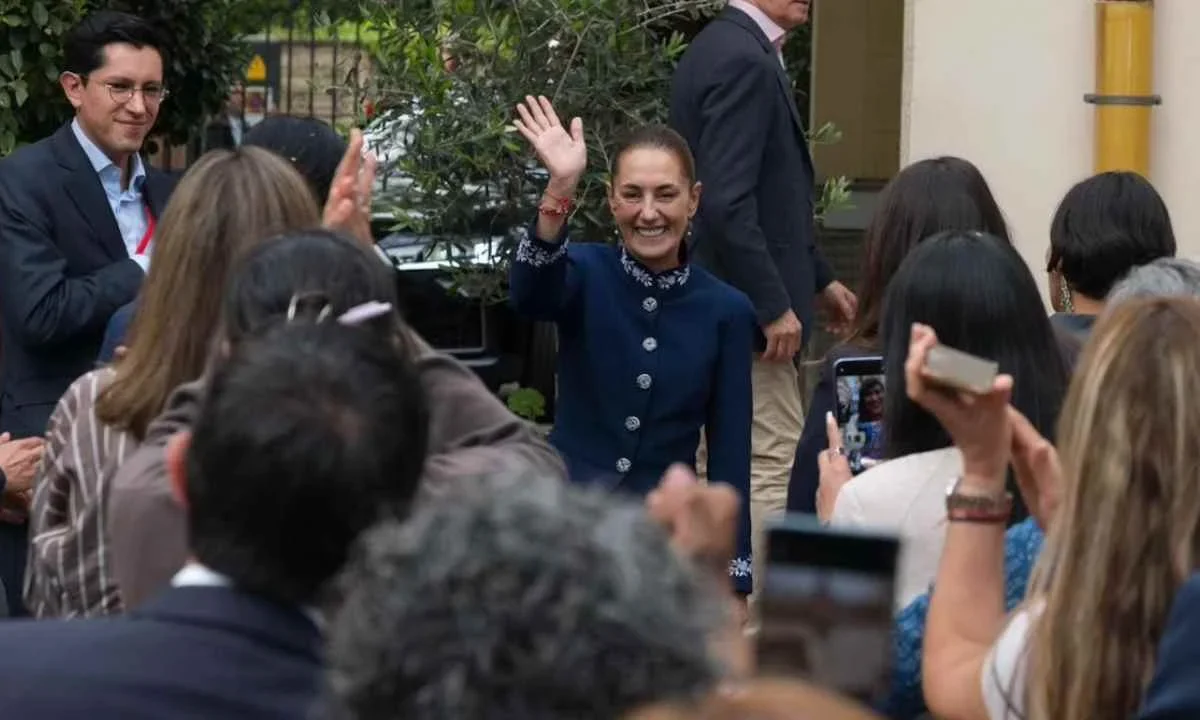 La presidenta Claudia Sheinbaum se reúne con la comunidad mexicana de Barcelona.