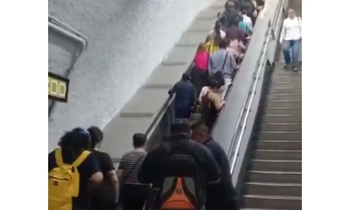 Usuarios del Metro Miguel Ángel de Quevedo reciben atención tras una caída masiva en escaleras de la Línea 3; autoridades investigan las causas del incidente.