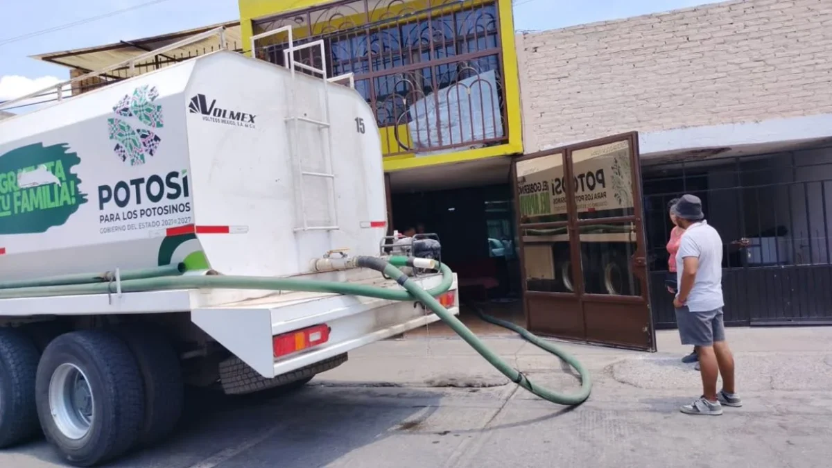 Intensifica el suministro mediante camiones cisterna para atender a familias que no cuentan con el servicio en sus hogares.