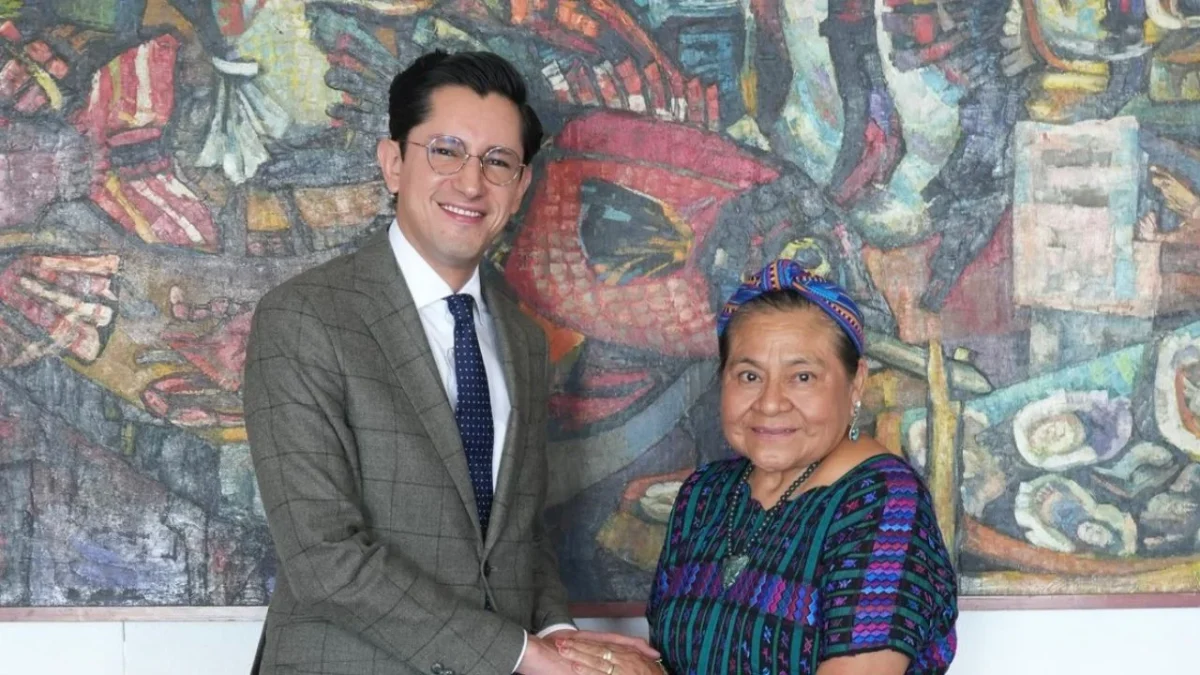 Rigoberta Menchú, mexicana Premio Nobel de la Paz, contribuirá en la SRE con el diseño de una política integral orientada a la promoción y protección de los derechos de las mujeres, pueblos y comunidades indígenas y afromexicanas.