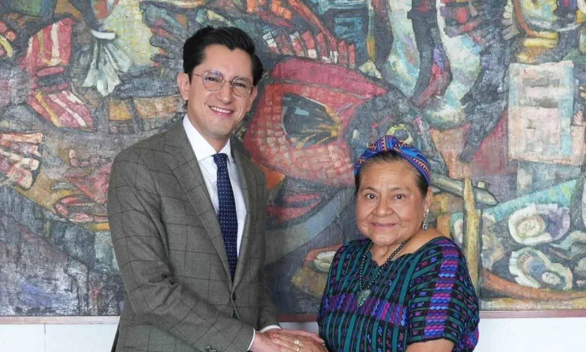 Rigoberta Menchú, mexicana Premio Nobel de la Paz, contribuirá en la SRE con el diseño de una política integral orientada a la promoción y protección de los derechos de las mujeres, pueblos y comunidades indígenas y afromexicanas.