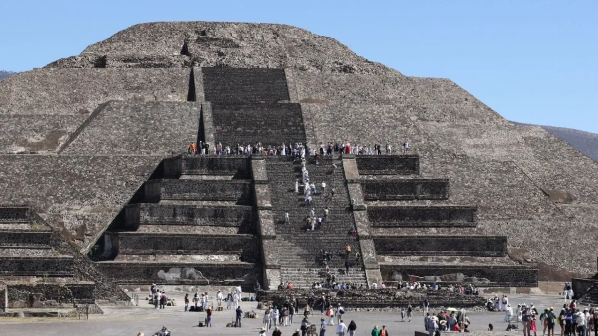 Un tiroteo dejó dos muertos y varios heridos en las pirámides de Teotihuacán, las autoridades ya indagan los hechos; el responsable murió.