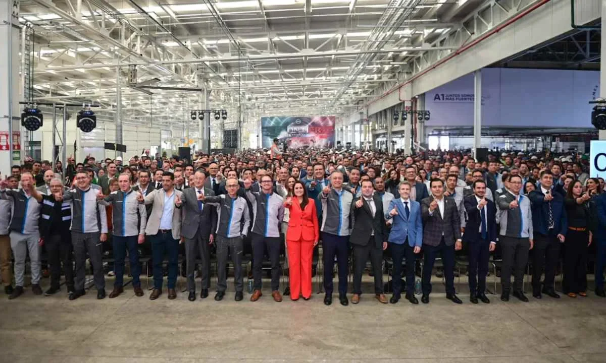 La gobernadora Tere Jiménez encabeza inicio de producción de Nissan Frontier en Aguascalientes.