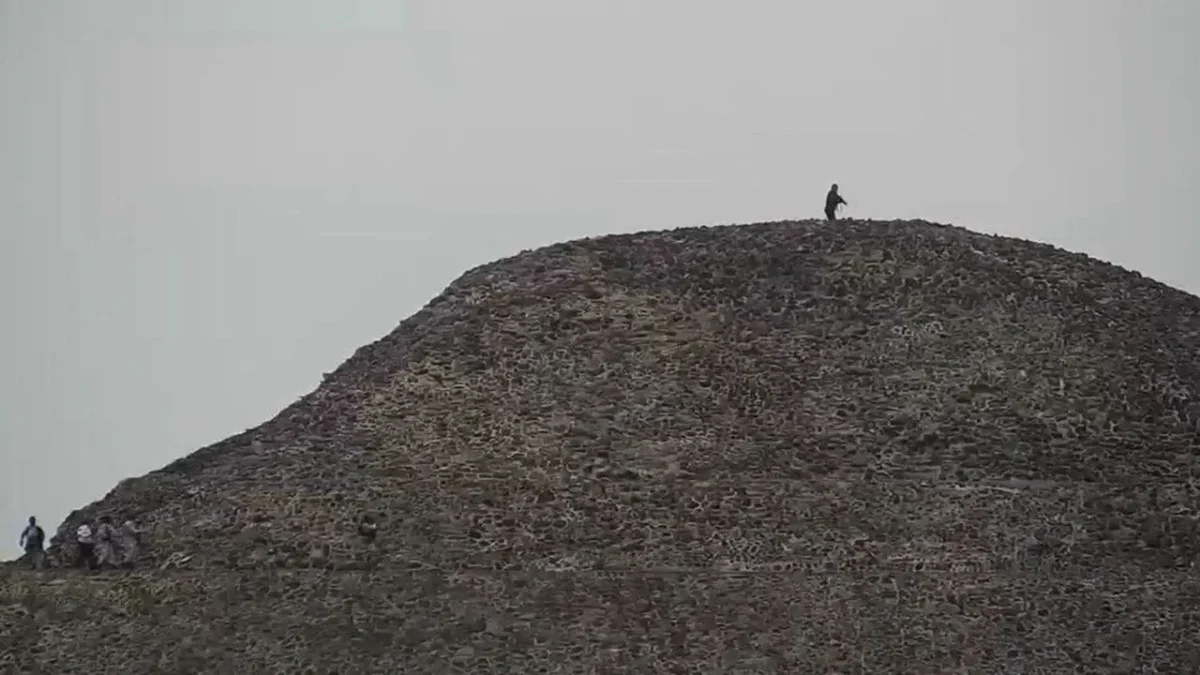 Un ataque armado en la Pirámide de la Luna, dentro de Teotihuacán, dejó una mujer muerta, varios heridos y turistas en crisis, luego de que un hombre armado tomara rehenes y disparara antes de quitarse la vida.