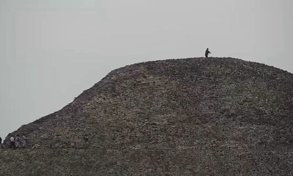 Un ataque armado en la Pirámide de la Luna, dentro de Teotihuacán, dejó una mujer muerta, varios heridos y turistas en crisis, luego de que un hombre armado tomara rehenes y disparara antes de quitarse la vida.
