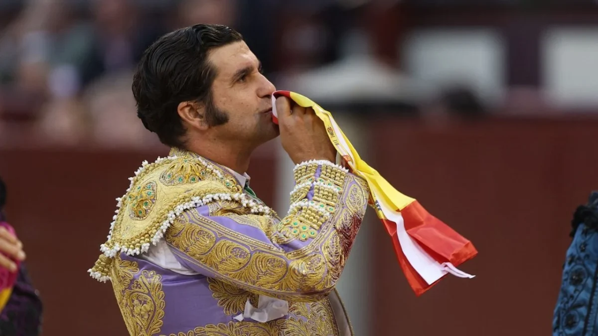 El torero español Morante de la Puebla salió corneado en una corrida en Sevilla y lo reportan grave por herida.