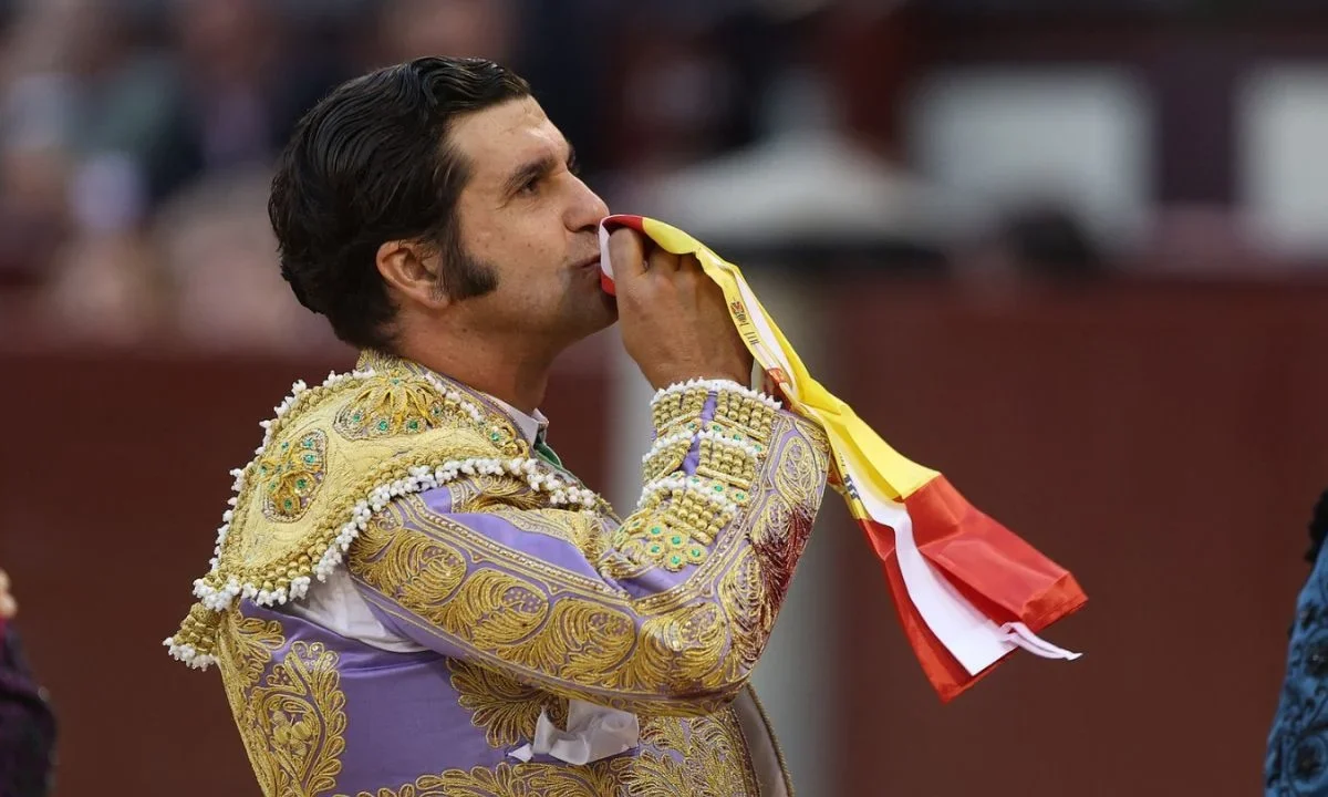 El torero español Morante de la Puebla salió corneado en una corrida en Sevilla y lo reportan grave por herida.