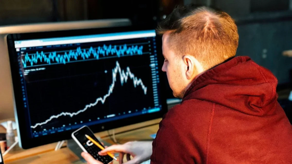 Hay una parte del trading que no aparece en los gráficos, ni en las velas, ni en los indicadores pero que dice mucho más de lo que parece.