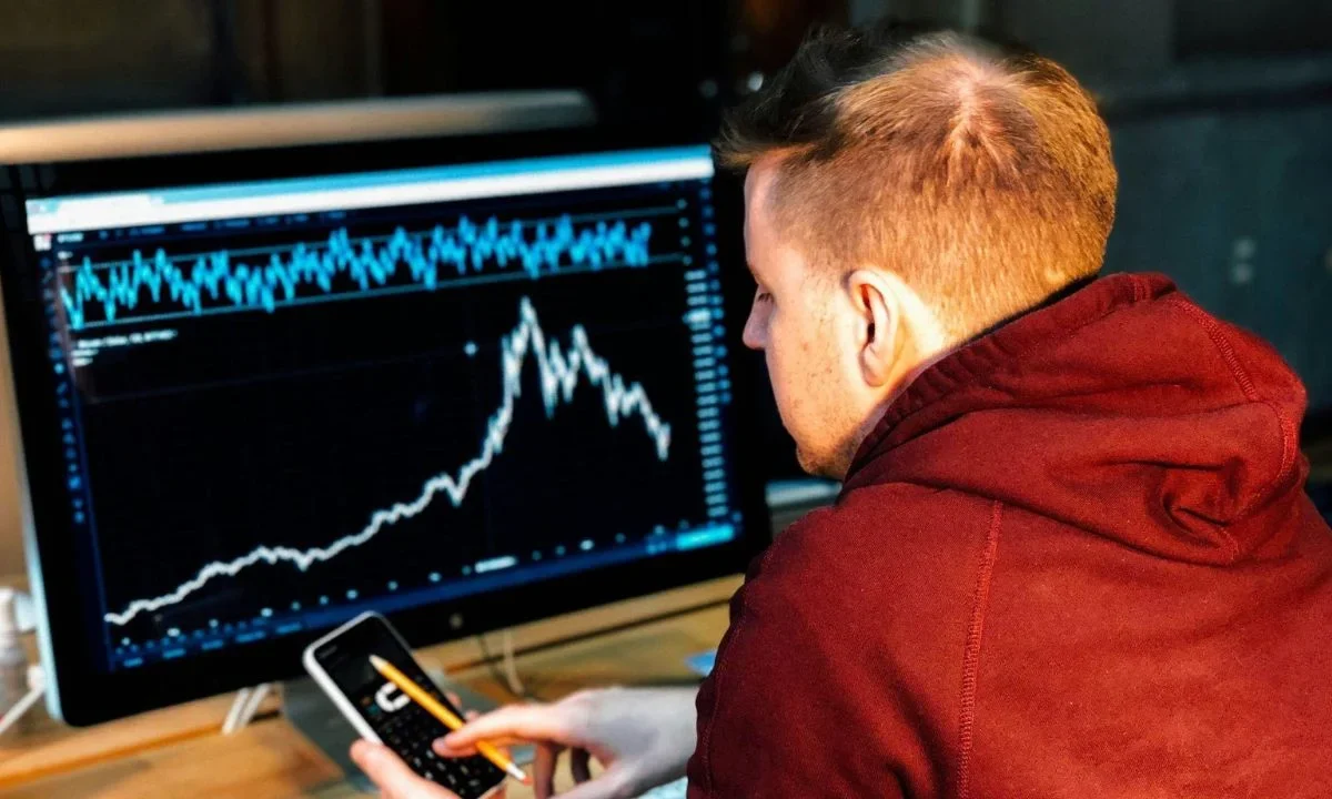 Hay una parte del trading que no aparece en los gráficos, ni en las velas, ni en los indicadores pero que dice mucho más de lo que parece.