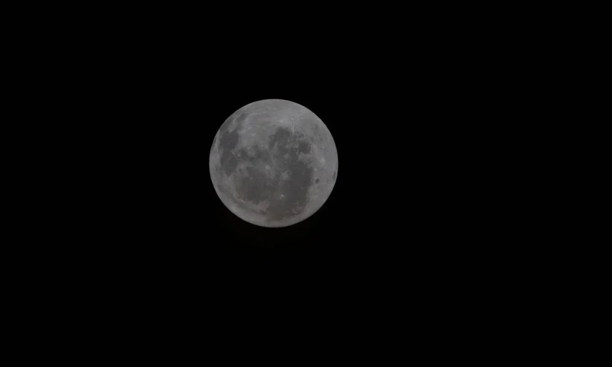 La misión Artemis II fotografió la cuenca Oriental, un cráter gigante de la Luna conocido como el 'Gran Cañón'.