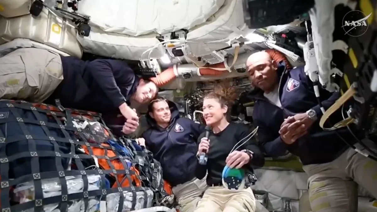 Los astronautas de la misión Artemis II conectaron con la tierra y enviaron un mensaje lleno de asombro por ver la tierra desde el espacio.