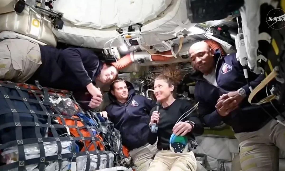 Los astronautas de la misión Artemis II conectaron con la tierra y enviaron un mensaje lleno de asombro por ver la tierra desde el espacio.