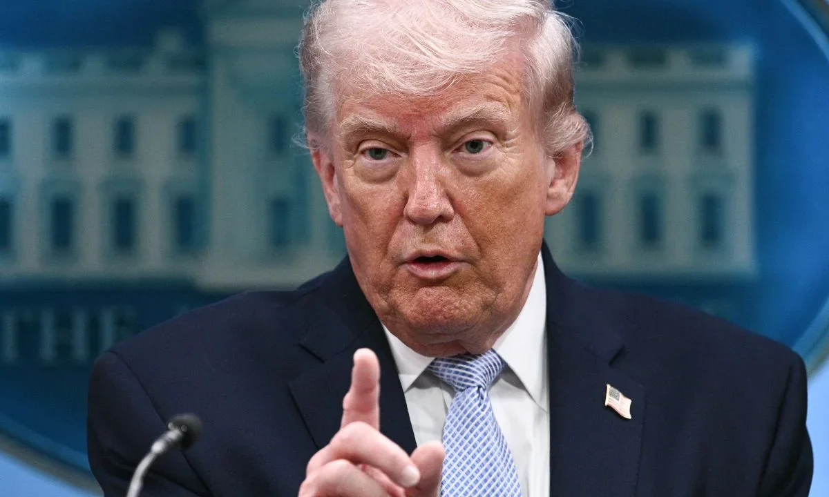 Donald Trump amenaza con imponer aranceles del 50% a países que suministren armas a Irán, elevando la tensión internacional.