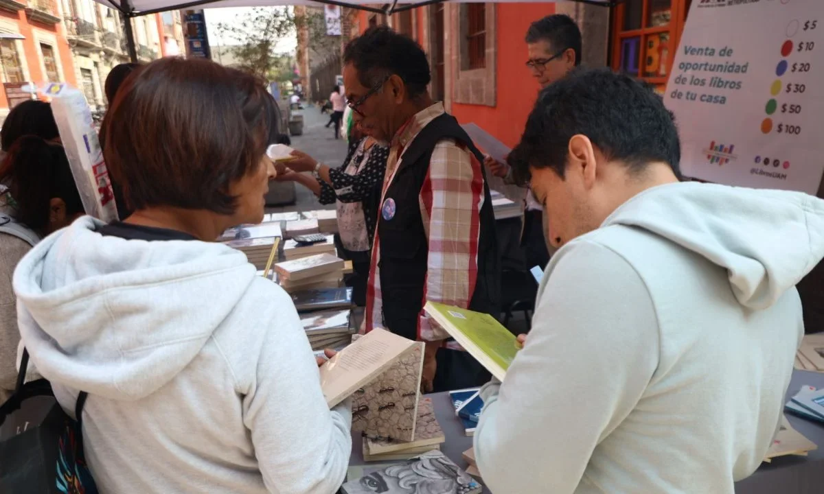 La Universidad Autónoma de México (UAM) realizó un evento para la promoción de la lectura a solo unas calles de Palacio Nacional.