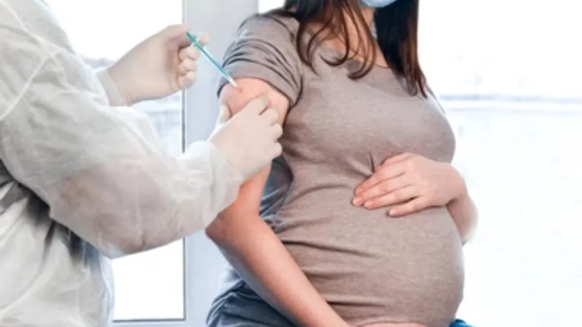 Autoridades de salud anunciaron la incorporación de la vacuna contra el virus sincicial respiratorio para mujeres embarazadas, con el objetivo de proteger a los recién nacidos contra infecciones respiratorias graves desde su nacimiento.