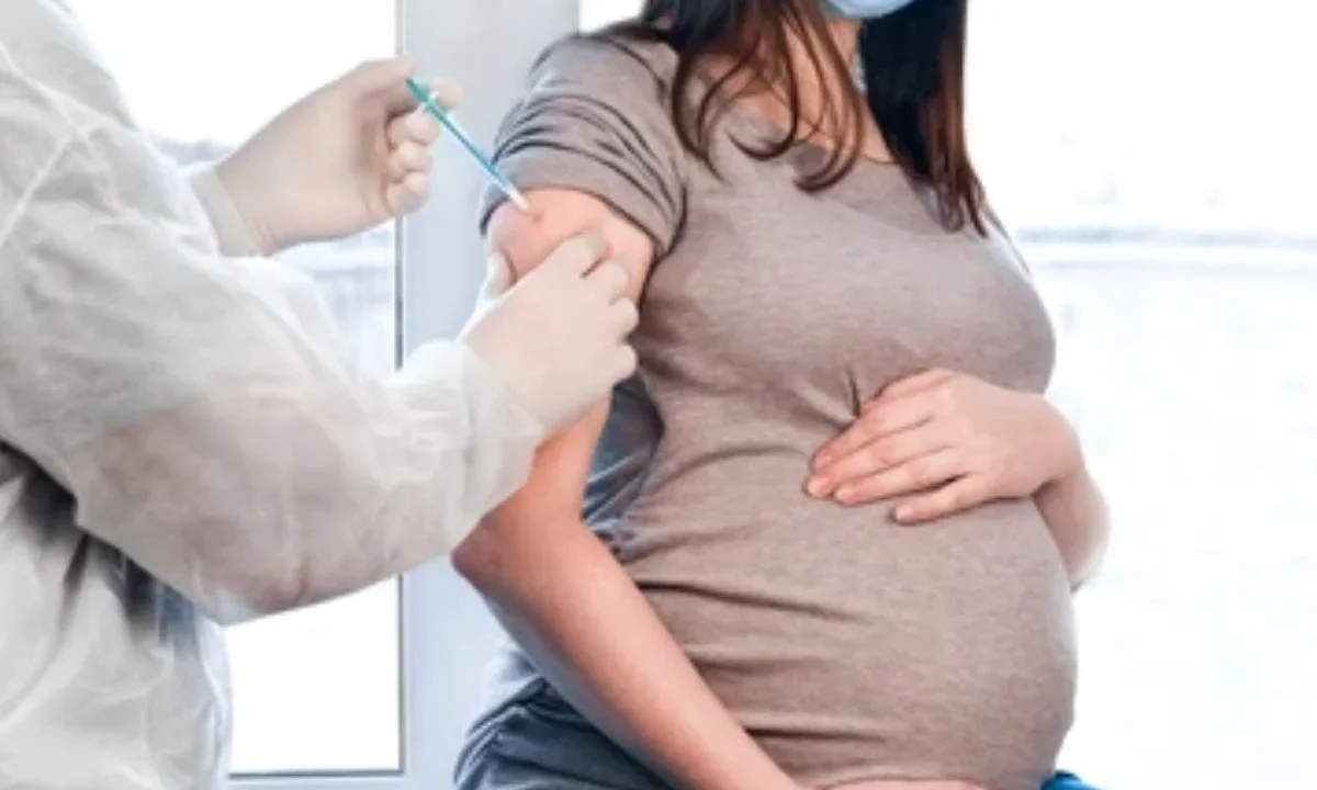 Autoridades de salud anunciaron la incorporación de la vacuna contra el virus sincicial respiratorio para mujeres embarazadas, con el objetivo de proteger a los recién nacidos contra infecciones respiratorias graves desde su nacimiento.