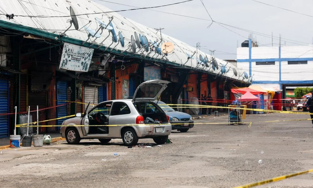 Hombres vestidos de mariachis perpetraron un ataque armado en la capital de Puebla, donde 3 personas resultaron heridas por impactos de bala.