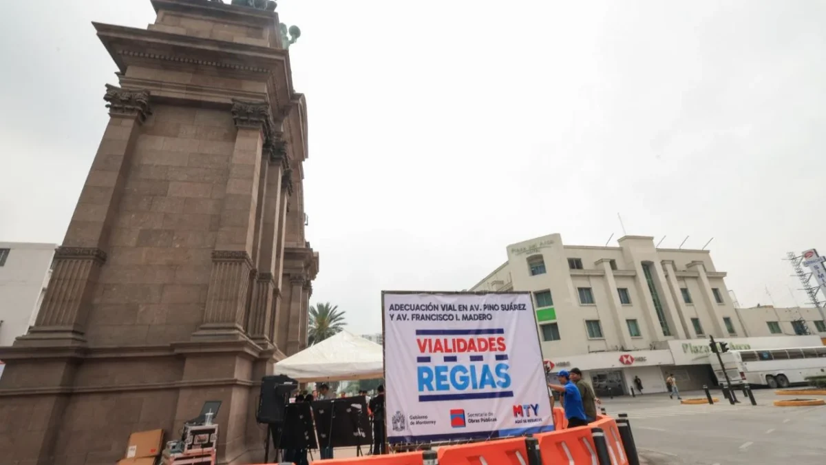 Para disminuir tiempos de traslado y mejorar la circulación vehicular Monterrey, inició la adecuación vial de Pino Suárez y Madero.