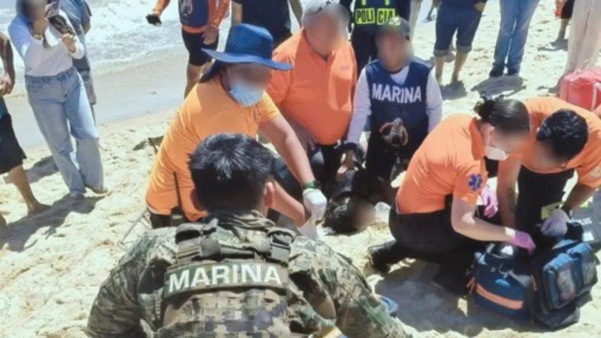 Un soldado del sector naval de San Felipe en labores de Guardia Costera rescató a una mujer en Playa El Malecón en Baja California.