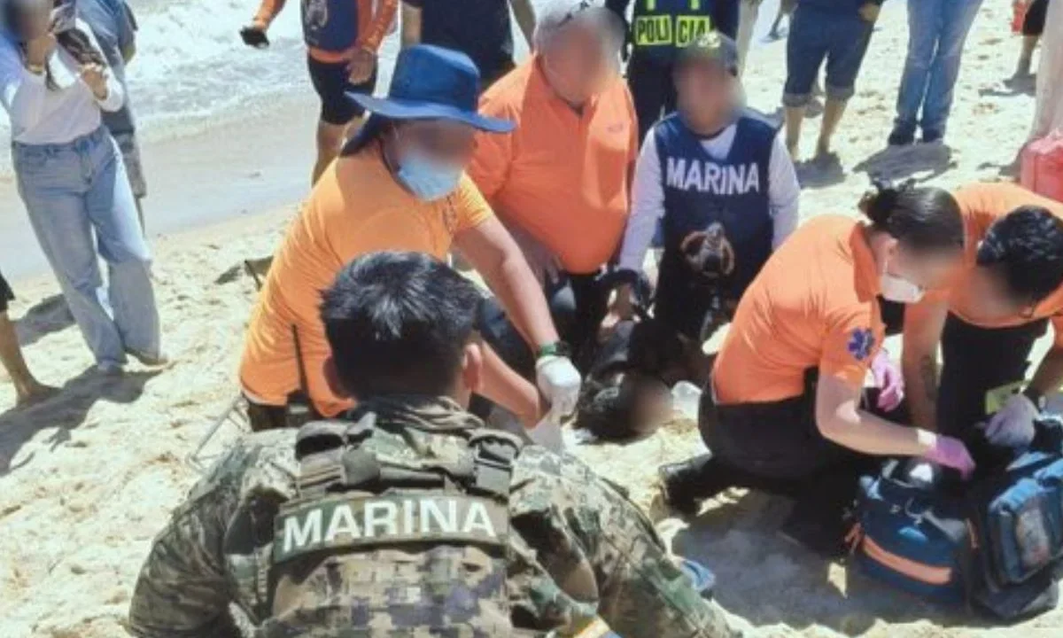 Un soldado del sector naval de San Felipe en labores de Guardia Costera rescató a una mujer en Playa El Malecón en Baja California.