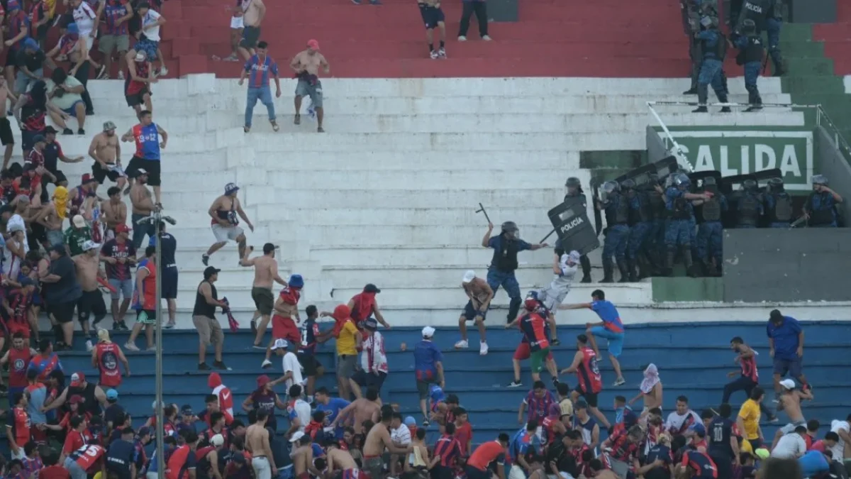 Una serie de enfrentamientos provocó la suspensión del duelo entre Olimpia y Cerro Porteño, considerado el clásico de Paraguay.