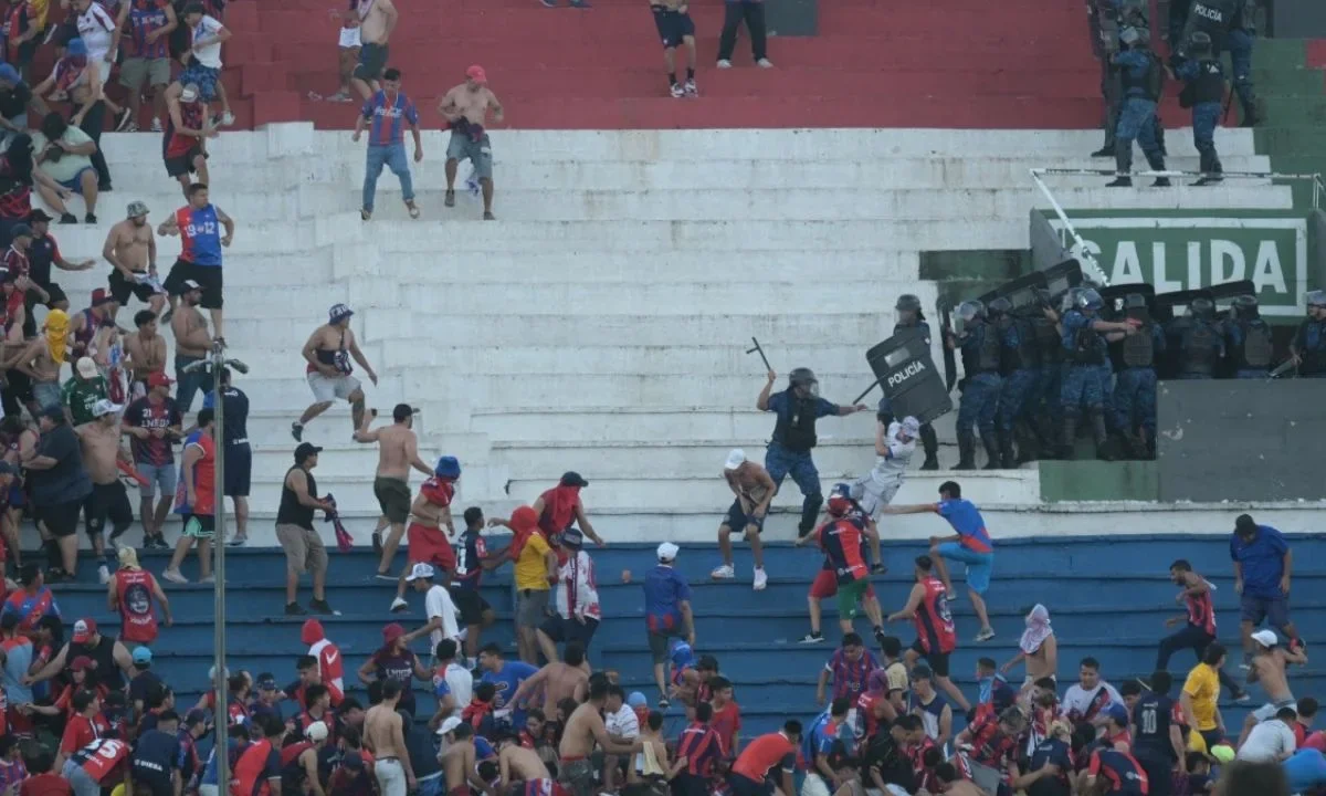 Una serie de enfrentamientos provocó la suspensión del duelo entre Olimpia y Cerro Porteño, considerado el clásico de Paraguay.