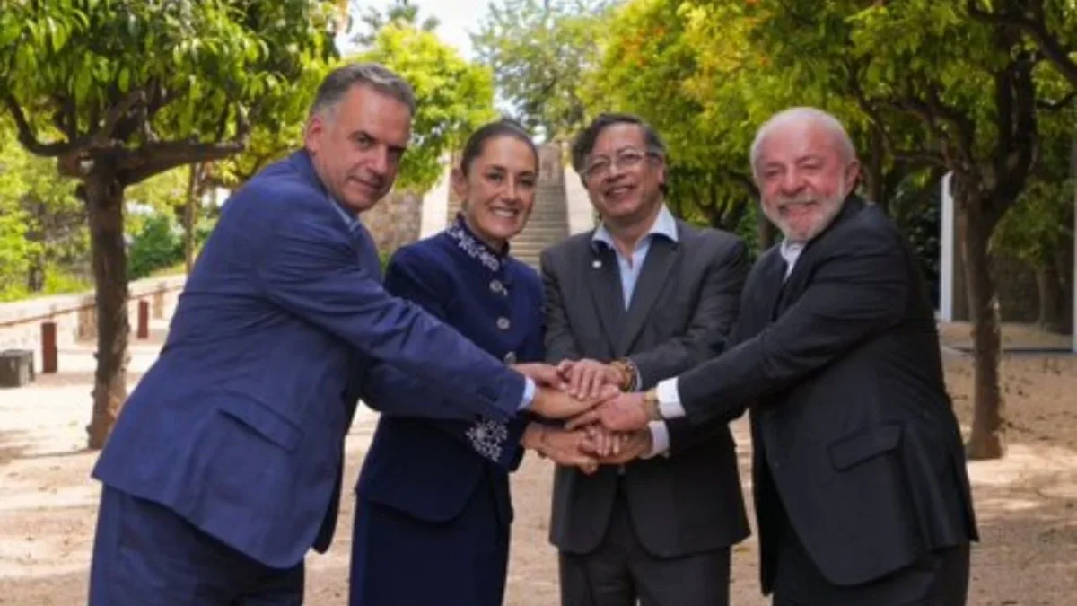 La presidenta Claudia Sheinbaum posa junto a mandatarios de América Latina durante su participación en la Cumbre por la Democracia.