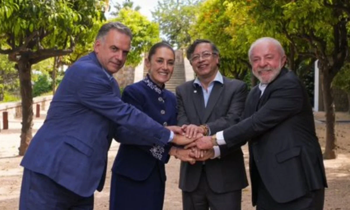La presidenta Claudia Sheinbaum posa junto a mandatarios de América Latina durante su participación en la Cumbre por la Democracia.