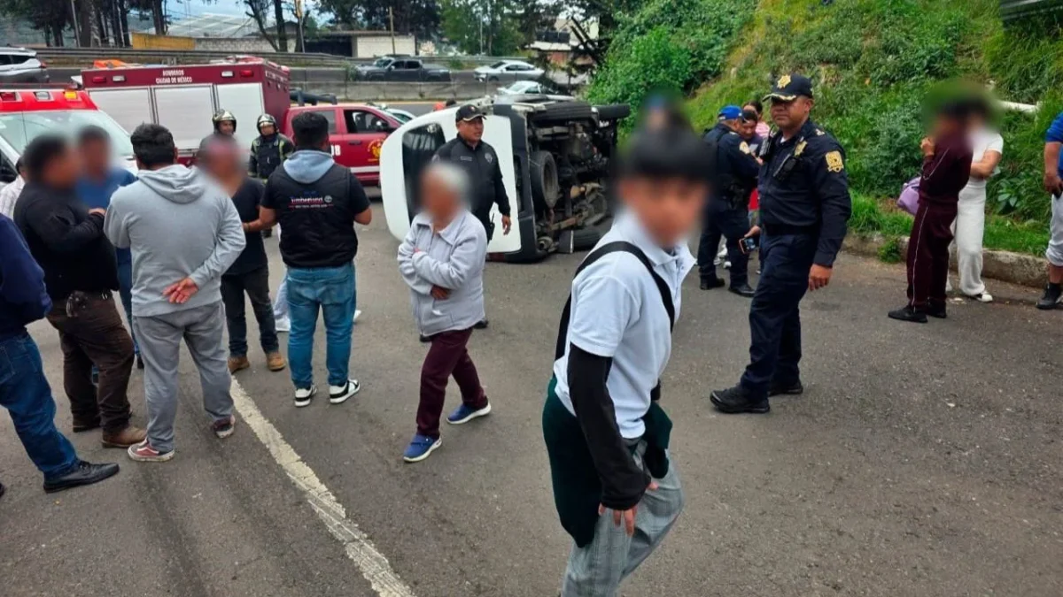 Personal de paramédicos atendió a los menores lesionados en el lugar, tras la volcadura del transporte escolar.
