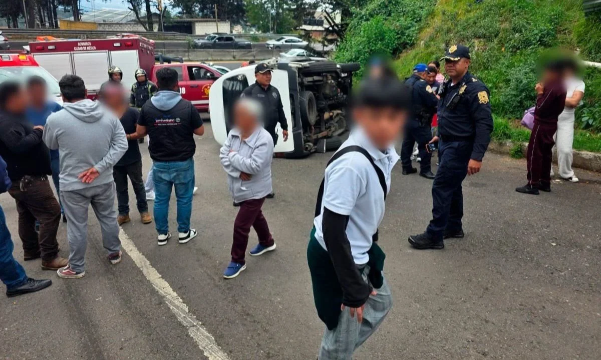 Personal de paramédicos atendió a los menores lesionados en el lugar, tras la volcadura del transporte escolar.
