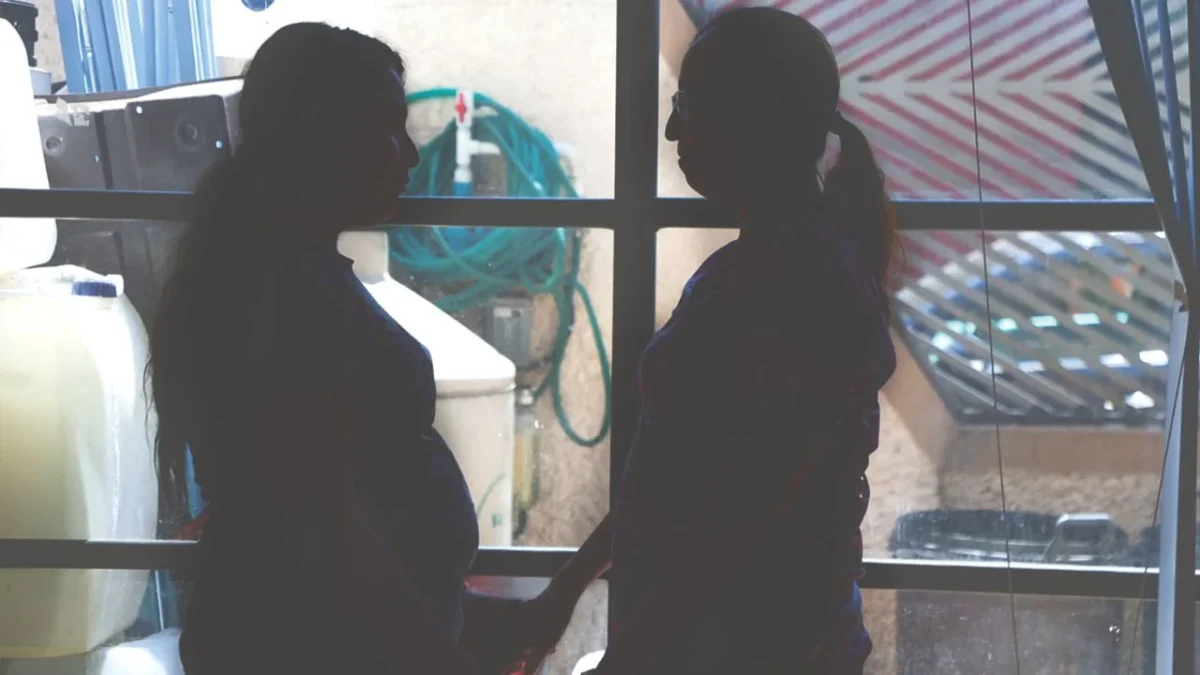 La historia de Ximena y Andrea es la de dos adolescentes cuidadoras a quienes la obligación, la pobreza y la ausencia les robó su infancia.