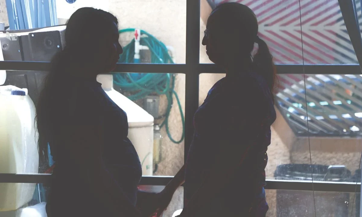 La historia de Ximena y Andrea es la de dos adolescentes cuidadoras a quienes la obligación, la pobreza y la ausencia les robó su infancia.