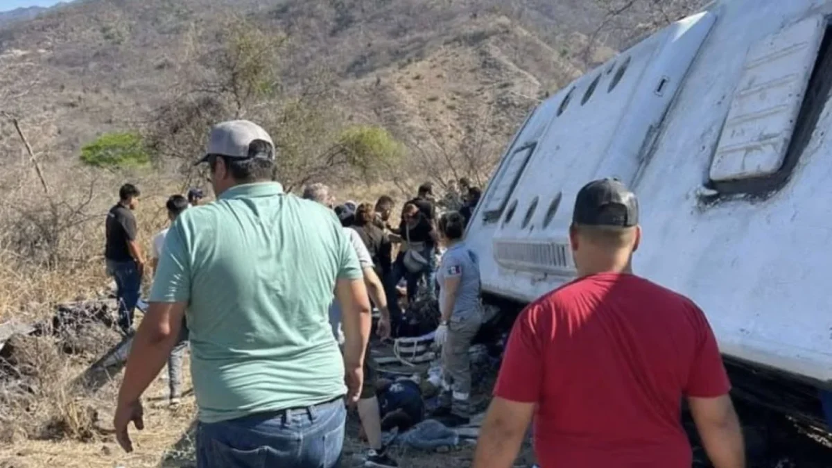 El accidente carretero por volcadura ocurrió alrededor de las 09:00 horas del viernes en el tramo conocido como La Cuesta en Nayarit.