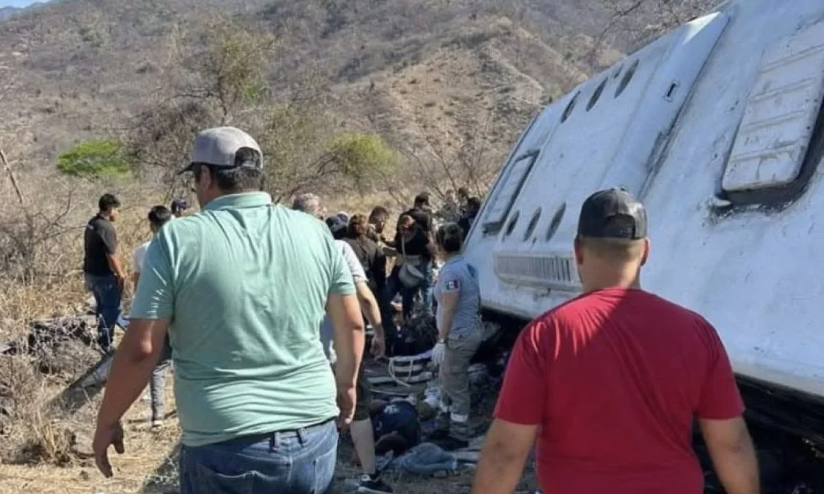 El accidente carretero por volcadura ocurrió alrededor de las 09:00 horas del viernes en el tramo conocido como La Cuesta en Nayarit.